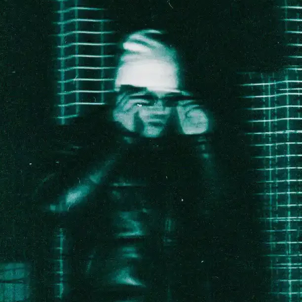 Une photo de Trenta Nida DOS qui a des lunettes de soleil avec un bonnet blanc